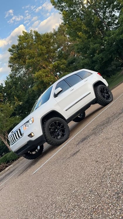 2.5 inch Lifted 2013 Jeep Grand Cherokee AWD