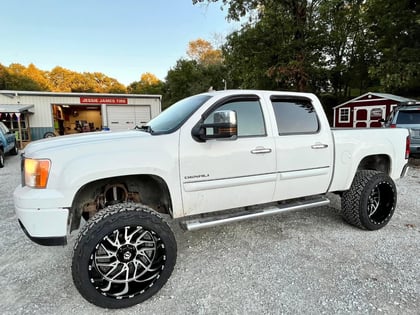 7.5 Inch Lifted 2011 GMC Sierra 1500 Denali