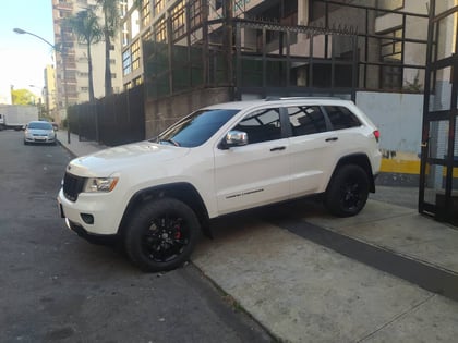 2.5 inch Lifted 2012 Jeep Grand Cherokee 2WD