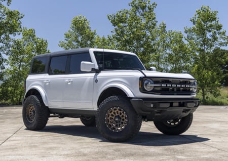 transform-your-2024-ford-bronco-with-rough-country--image