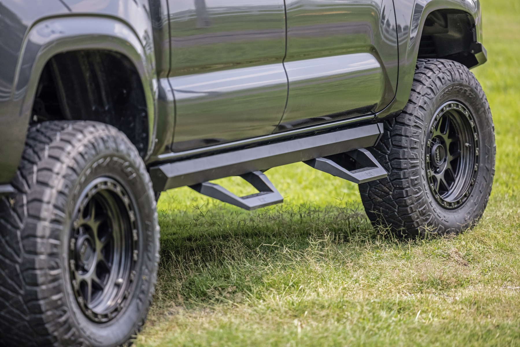 SRX2 Adj Aluminum Step | Double Cab | Toyota Tacoma 2WD / 4WD (2005-2023)