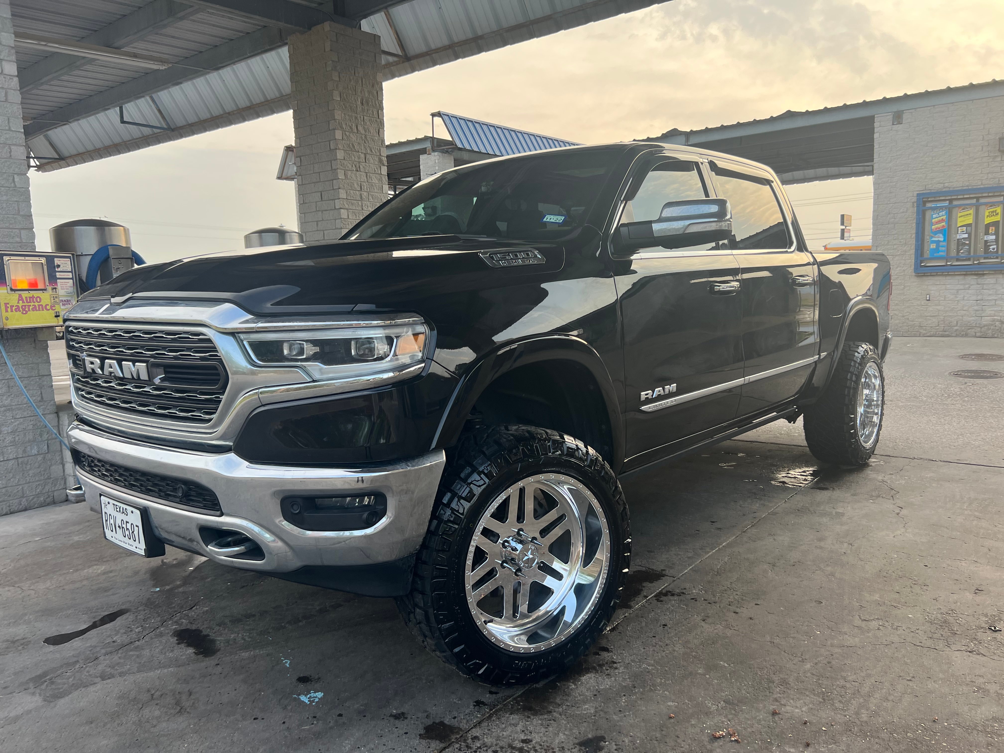 View build 5 Inch Lifted 2019 Ram 1500 4WD | Rough Country