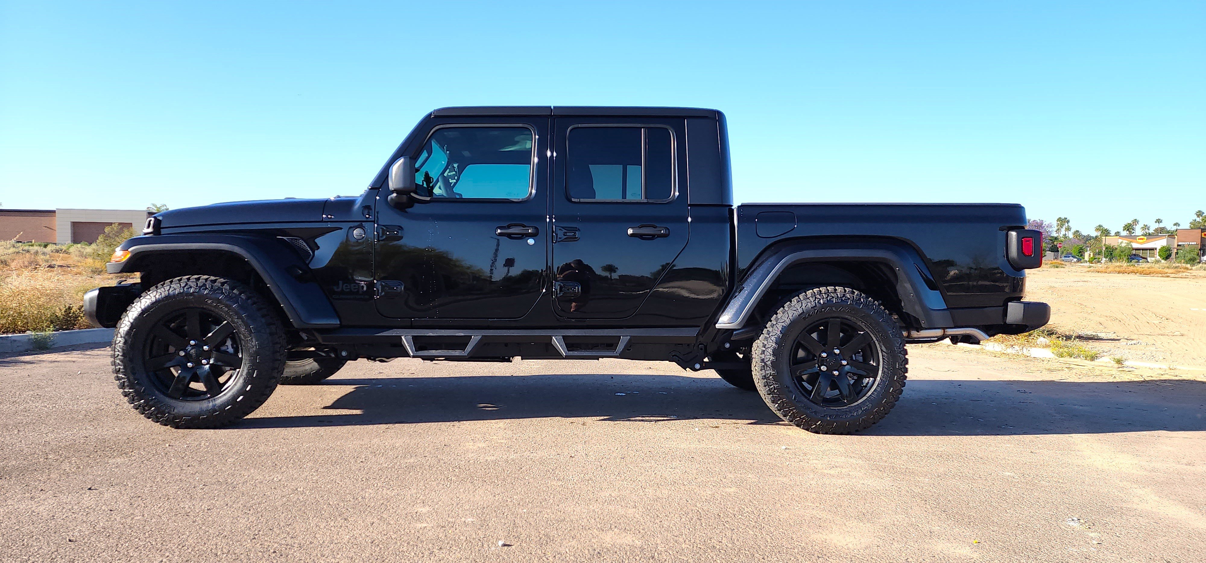 View build 1 inch Lifted 2023 Jeep Gladiator JT 4WD | Rough Country